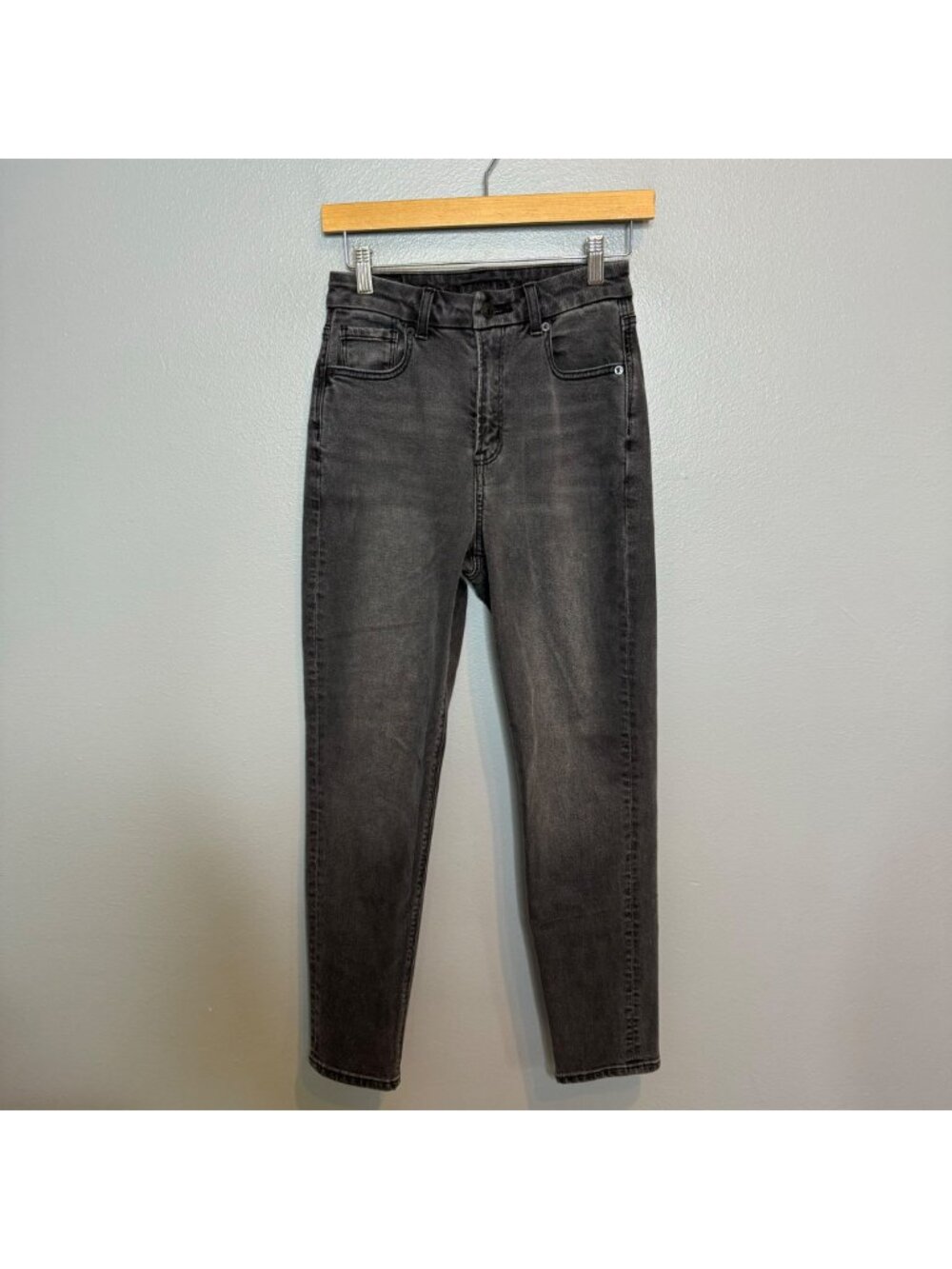 AMERICAN EAGLE high rise curvy mom jeans in faded black size 0